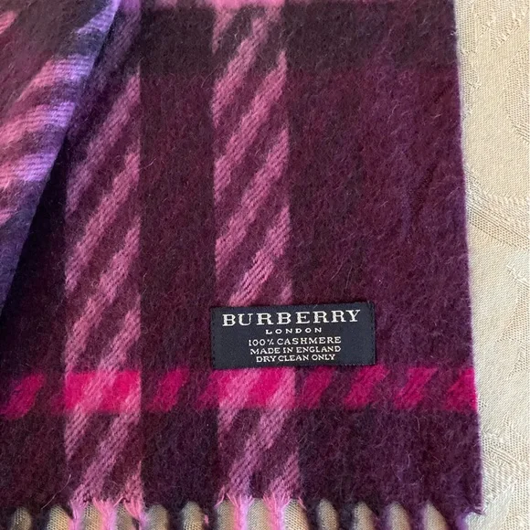 Beautiful Burberry 100% Cashmere Scarf/Wrap 🔥🔥🔥